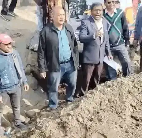 भीलवाड़ा में सीवरेज कार्य की लापरवाही पर कांग्रेस का अनोखा धरना, गड्ढों में उतरकर जताया रोष