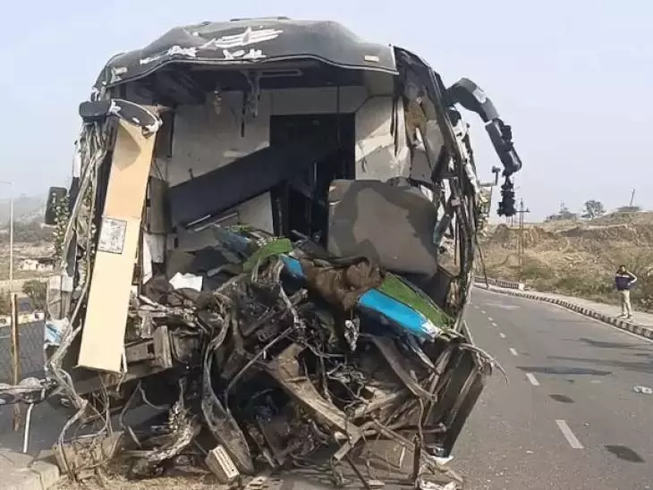 उदयपुर में भीषण सड़क हादसा: कोच बस–ट्रक की भिड़ंत, 2 की मौत, 13 घायल उदयपुर में भीषण सड़क हादसा: कोच बस–ट्रक की भिड़ंत, 2 की मौत, 13 घायल