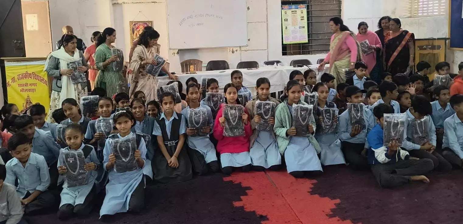 मीरा केन्द्र द्वारा जरूरतमंद बच्चों को स्वेटर वितरण मीरा केन्द्र द्वारा जरूरतमंद बच्चों को स्वेटर वितरण