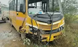 बानसूर में बस पिकअप टक्कर, चालक गंभीर घायल, स्कूली बच्चे सुरक्षित