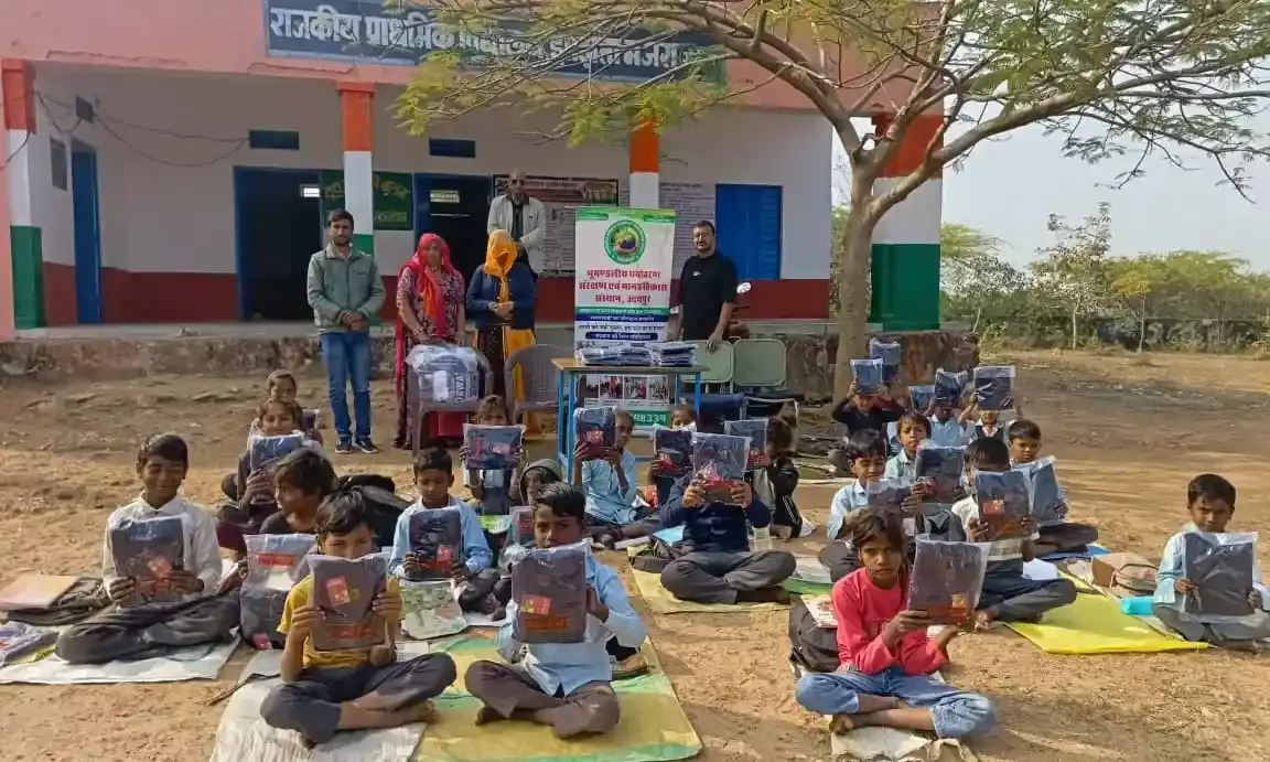 विद्यालय में स्वेटर वितरण के साथ दिया पर्यावरण संरक्षण का संदेश विद्यालय में स्वेटर वितरण के साथ दिया पर्यावरण संरक्षण का संदेश