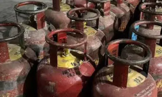 ​गंगरार में किराना स्टोर की आड़ में चल रहा था मौत का खेल; पुलिस और रसद विभाग ने पकड़ी अवैध गैस रिफिलिंग