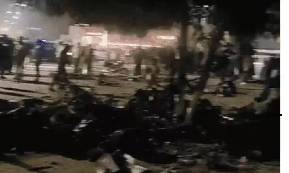 भीलवाड़ा निवासी युवक की मौत, 16 से अधिक घायल, ठेलों को उड़ाते हुए 30 मीटर तक घिसटी कार