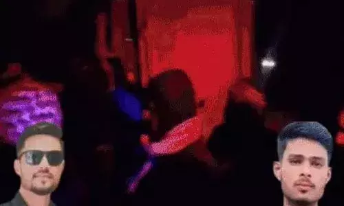 बजरी से भरा डंपर पलटा, बाइक सवार दो भाइयों की मौत, 6 घंटे तक चला प्रदर्शन