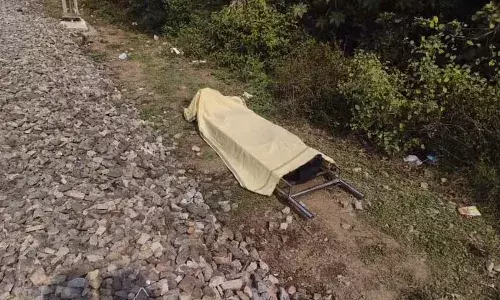 कलेक्टर कार्यालय के पीछे अज्ञात महिला का शव मिला, ओवर ब्रिज पर लगा जाम कलेक्टर कार्यालय के पीछे अज्ञात महिला का शव मिला, ओवर ब्रिज पर लगा जाम