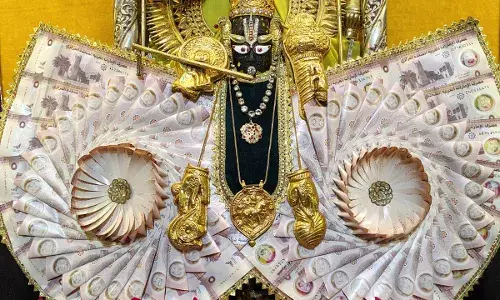 कोटड़ी चारभुजा नाथ जी को चांदी की तीन बांसुरी व विदेशी मुद्रा की पोशाक भेंट