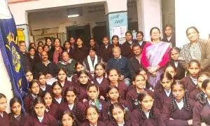 लायंस क्लब ने 51 जरूरतमंद छात्राओं को वितरित किए स्वेटर