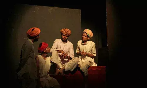 युवा नाट्य समारोह के पहले दिन टाउन हॉल में कठपुतलियां नाटक का मंचन