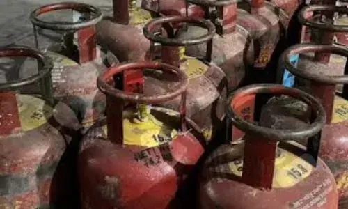 ​गंगरार में किराना स्टोर की आड़ में चल रहा था मौत का खेल; पुलिस और रसद विभाग ने पकड़ी अवैध गैस रिफिलिंग