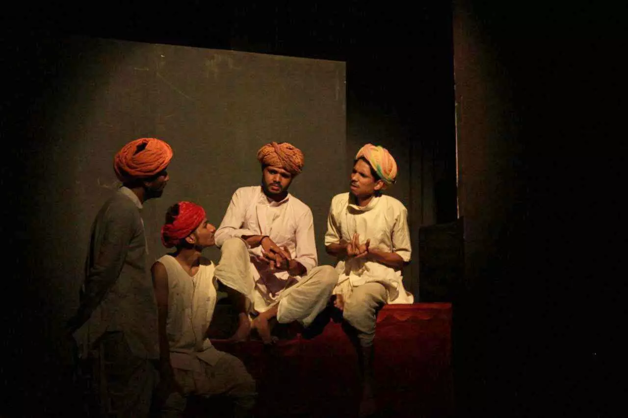 युवा नाट्य समारोह के पहले दिन टाउन हॉल में कठपुतलियां नाटक का मंचन युवा नाट्य समारोह के पहले दिन टाउन हॉल में कठपुतलियां नाटक का मंचन