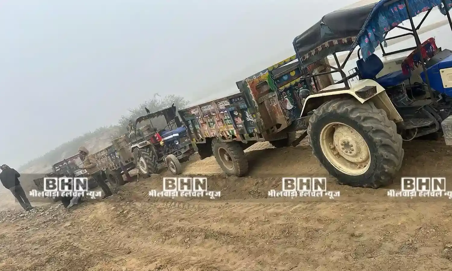 अवैध बजरी परिवहन के खिलाफ कार्रवाई, 6 ट्रैक्टर ट्रॉली जब्त
