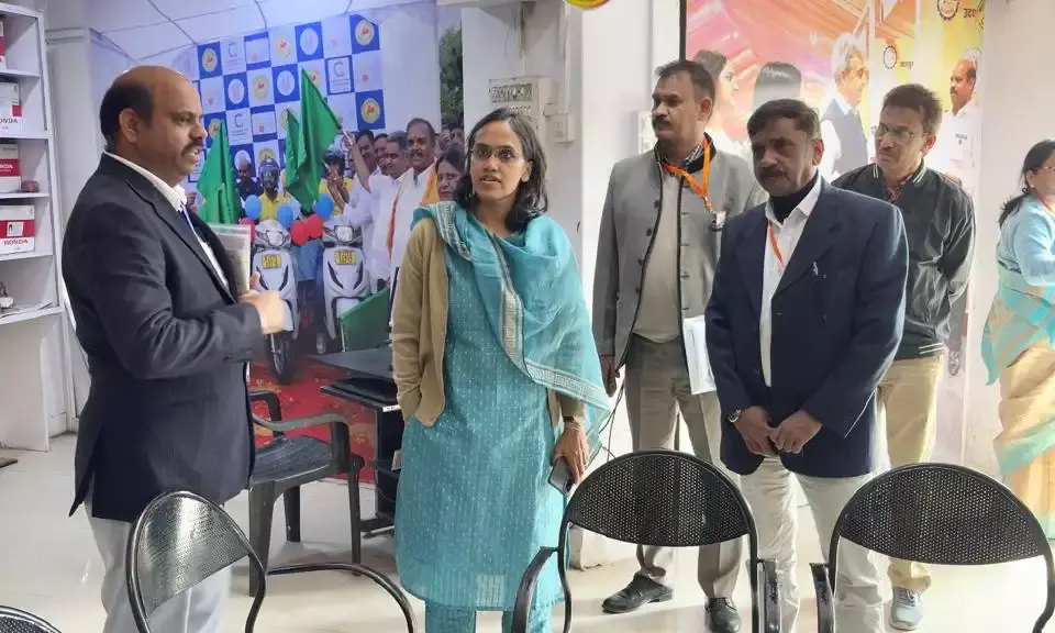 सहकारिता के अधिकारियों ने भंडार का निरीक्षण किया, बाइक ऑन रेट सेवा की प्रशंसा की