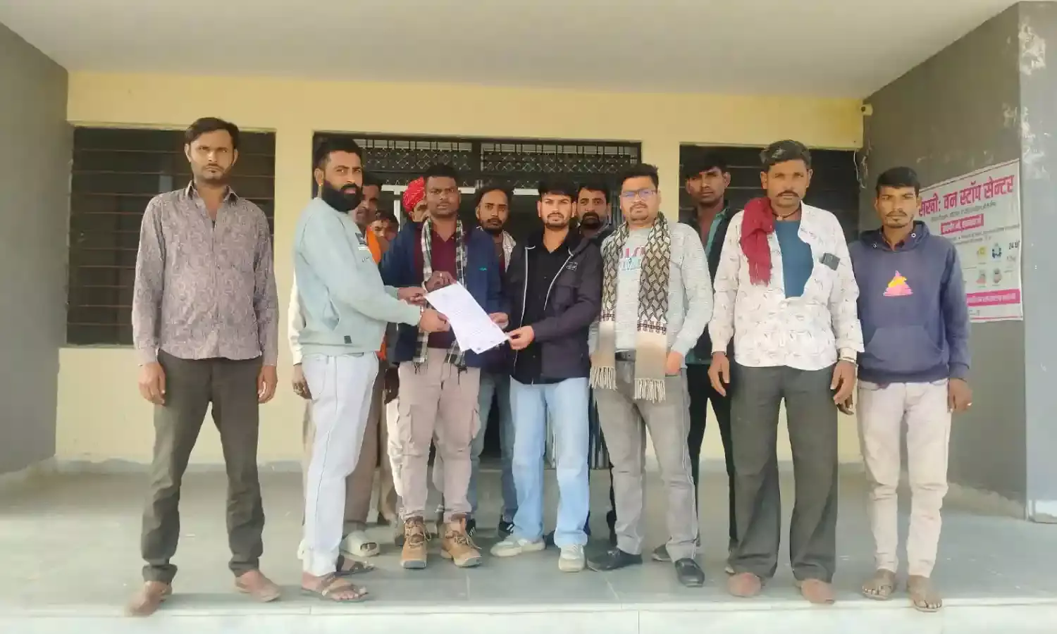 धनोप के ग्रामीणों ने उपखंड कार्यालय पर एसडीएम के नाम ज्ञापन सौंपा