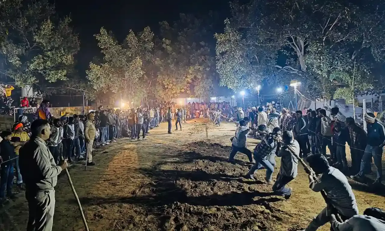 1 लाख के महामुकाबले में बजरंग दल का जलवा: सेथुरिया में उमड़ा जनसैलाब, रस्साकशी में दिखाई ताकत 1 लाख के महामुकाबले में बजरंग दल का जलवा: सेथुरिया में उमड़ा जनसैलाब, रस्साकशी में दिखाई ताकत