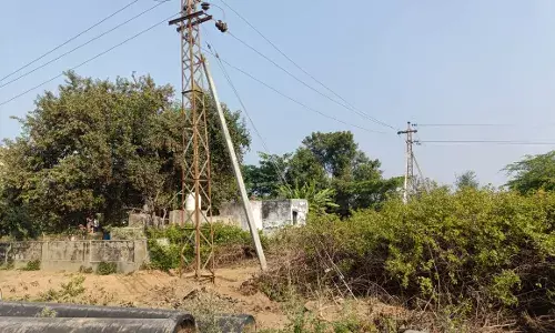 विद्यालय परिसर से हटाई गई 33 केवी विद्युत लाइन, बच्चों और ग्रामीणों ने ली राहत की सांस