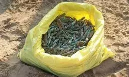 खुदाई के वक्त ट्रैक्टर में फंसा कट्टा, खोलते ही निकले 1100 जिंदा कारतूस