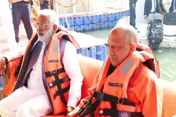 सीएम योगी ने लगाई डुबकी, गंगा पूजन कर दिया आस्था का संदेश सीएम योगी ने लगाई डुबकी, गंगा पूजन कर दिया आस्था का संदेश