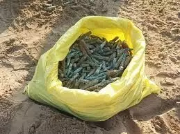 खुदाई के वक्त ट्रैक्टर में फंसा कट्टा, खोलते ही निकले 1100 जिंदा कारतूस खुदाई के वक्त ट्रैक्टर में फंसा कट्टा, खोलते ही निकले 1100 जिंदा कारतूस