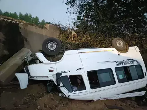 ऊना में दर्दनाक हादसा कार खाई में गिरी एक महिला समेत आठ लोग घायल ऊना में दर्दनाक हादसा कार खाई में गिरी एक महिला समेत आठ लोग घायल