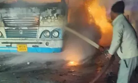 रोडवेज की बस बनी आग का गोला, यात्रियों ने कूदकर बचाई जान