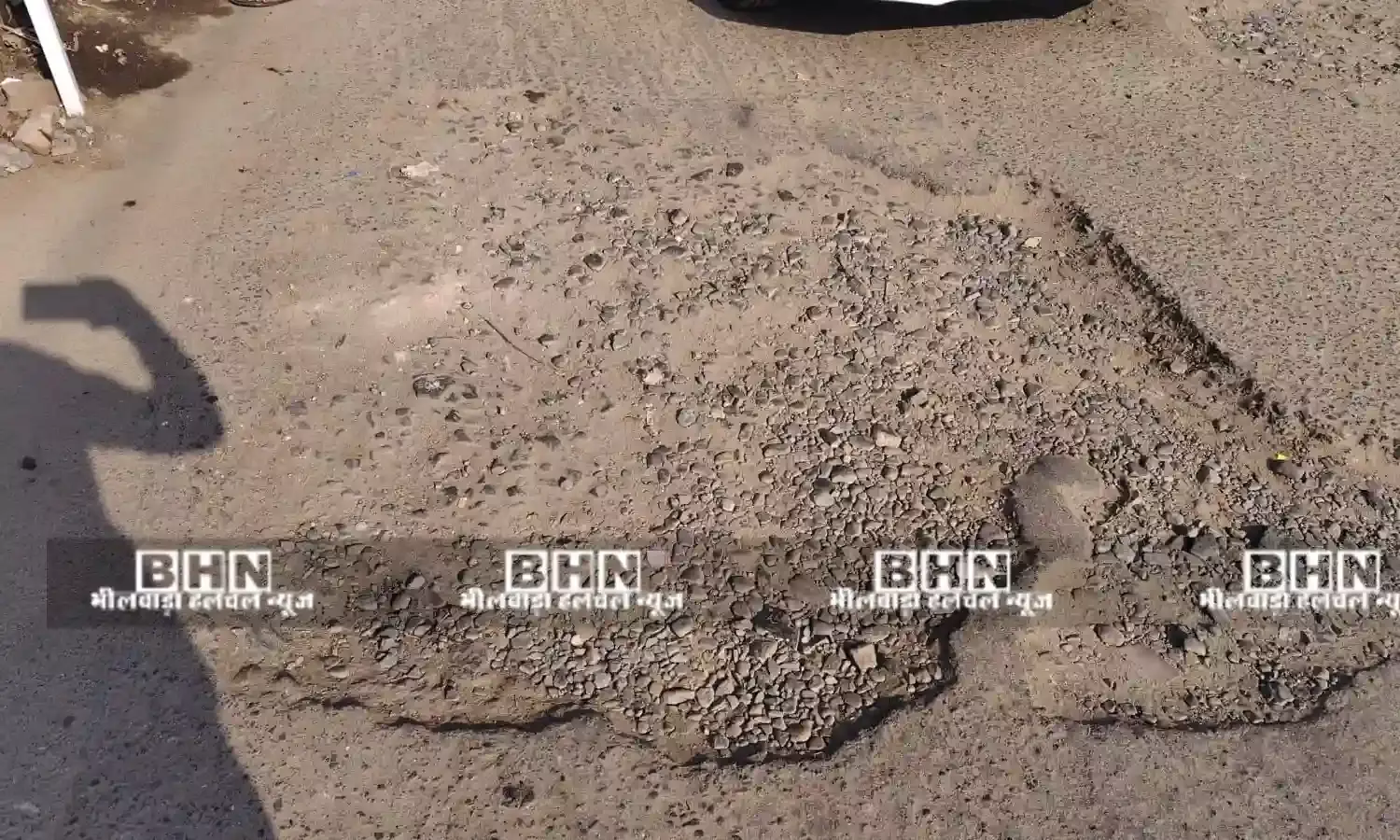 गुरुजी होटल से जवाहर नगर मार्ग बदहाल, हादसों का खतरा