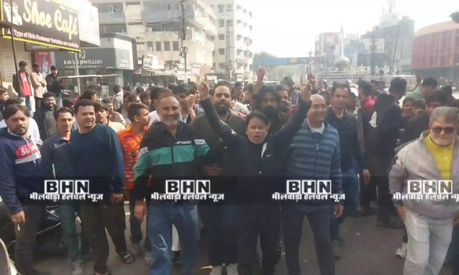 आजाद चौक में नाजायज अतिक्रमण और पार्किंग पर कब्जा हटवाने की मांग, बाजार रखा बन्‍द