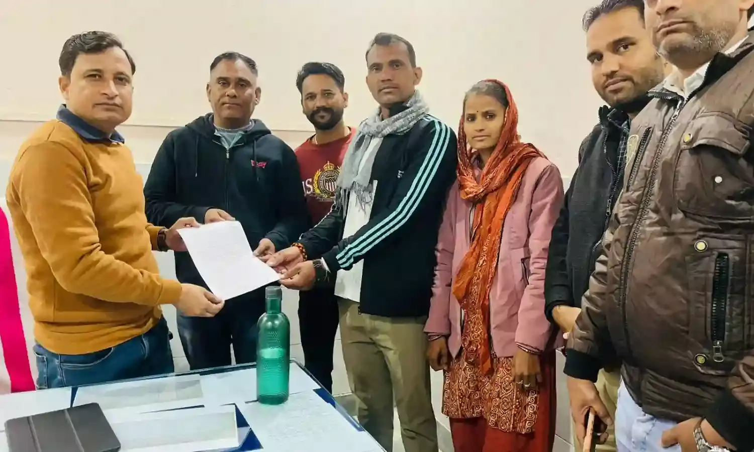 मांडल में 108 और 104 एंबुलेंस कर्मचारियों ने मांगों को लेकर सौंपा ज्ञापन