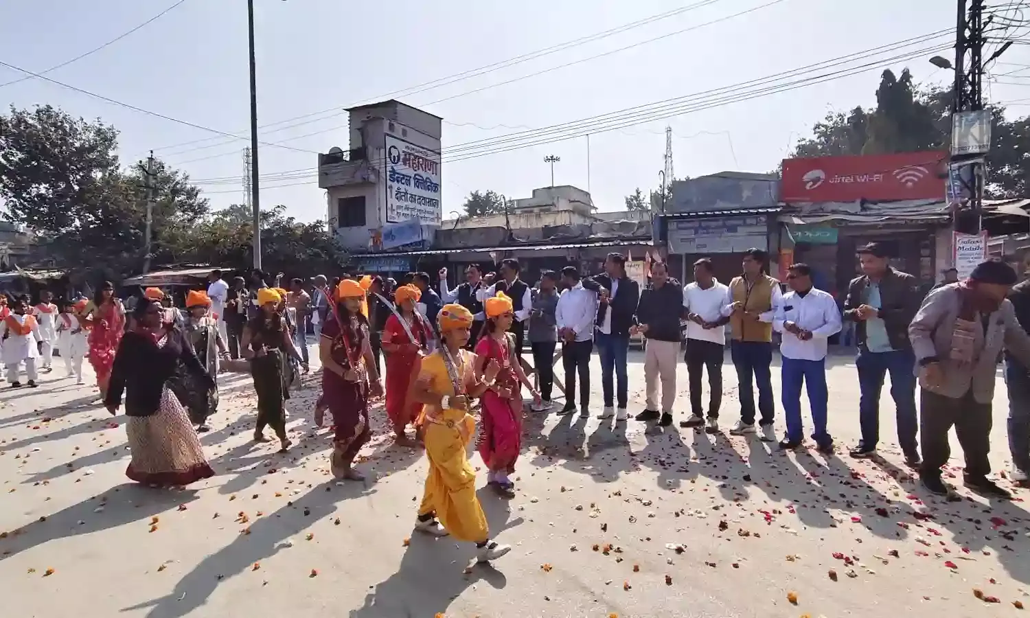 स्वामी विवेकानंद जयंती पर पथ संचलन का पुष्पवर्षा से स्वागत