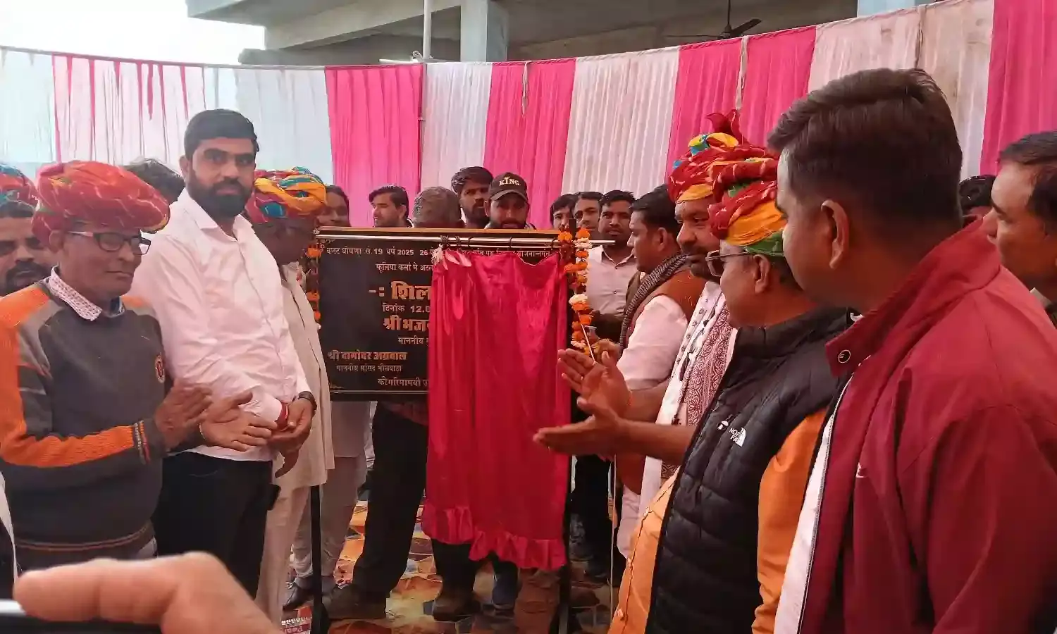 दो करोड़ के अटल प्रगति पथ का शिलान्यास, विधायक बैरवा ने कहा विकास में नहीं आएगी कोई कमी दो करोड़ के अटल प्रगति पथ का शिलान्यास, विधायक बैरवा ने कहा विकास में नहीं आएगी कोई कमी