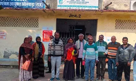 श्रम विभाग के बाहर श्रमिकों का प्रदर्शन, सुनवाई नहीं होने का लगाया आरोप