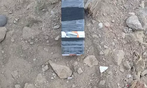 अलवर में टाइमर लगी बमनुमा संदिग्ध वस्तु मिलने से हड़कंप, पुलिस ने जयसमंद बांध में सुरक्षित रखवाया अलवर में टाइमर लगी बमनुमा संदिग्ध वस्तु मिलने से हड़कंप, पुलिस ने जयसमंद बांध में सुरक्षित रखवाया