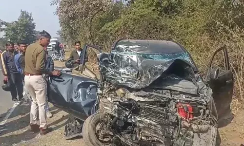 ट्रक-कार की टक्कर, हेड मास्टर व गौशाला सचिव की दर्दनाक मौत