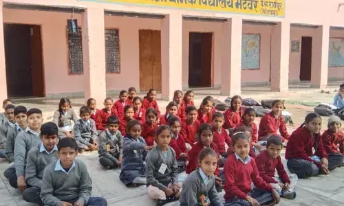 भटेवर विद्यालय में स्वेटर वितरण