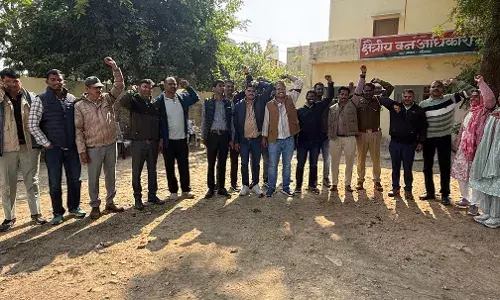 निलंबित वन कर्मचारीयो के समर्थन में आया कर्मचारी संघ, जिले भर में काली पट्टी बांधकर विरोध प्रदर्शन