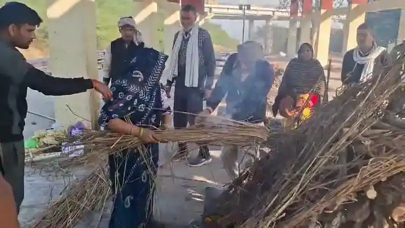 बेटी ने माँ को दी मुखाग्नि, 5 साल तक की सेवा और अब निभाया पुत्र धर्म
