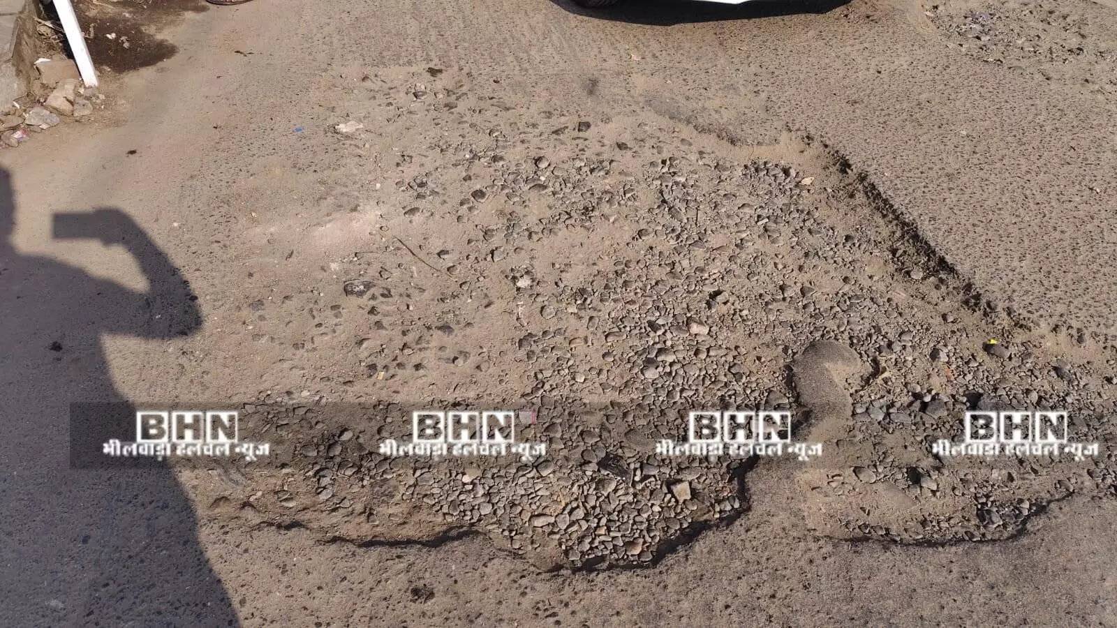 गुरुजी होटल से जवाहर नगर मार्ग बदहाल, हादसों का खतरा गुरुजी होटल से जवाहर नगर मार्ग बदहाल, हादसों का खतरा