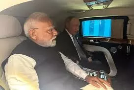 पीएम मोदी कार डिप्लोमेसी, जर्मन चांसलर के साथ एक ही कार में दिखे, पुतिन के बाद दूसरे राष्ट्राध्यक्ष पीएम मोदी कार डिप्लोमेसी, जर्मन चांसलर के साथ एक ही कार में दिखे, पुतिन के बाद दूसरे राष्ट्राध्यक्ष