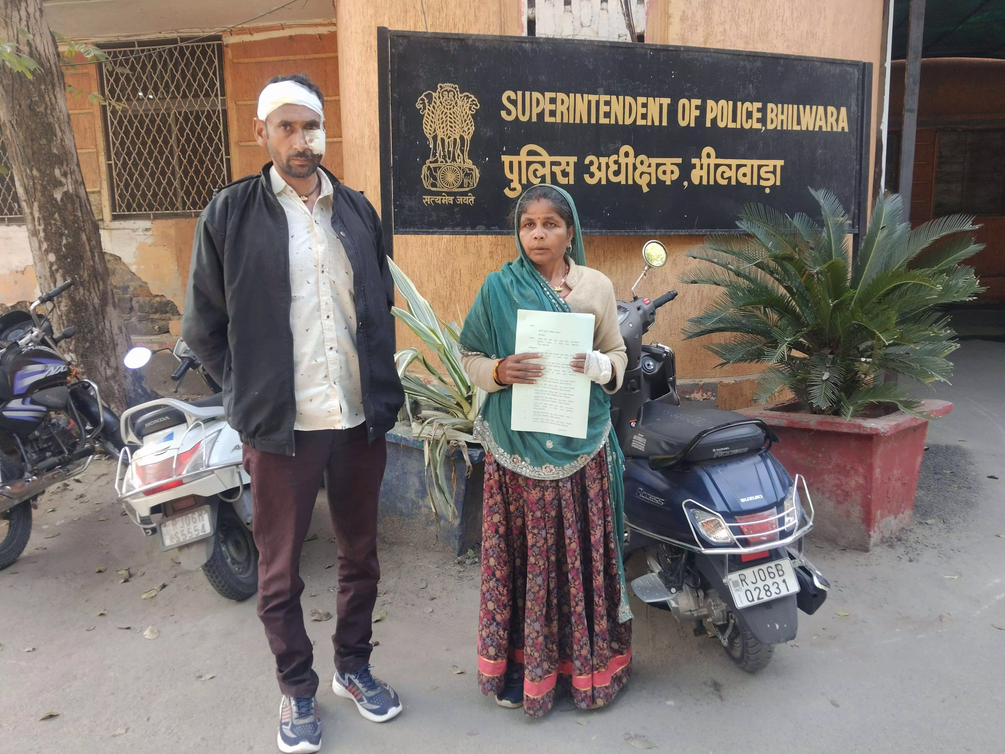 महिला की शिकायत पर एफआईआर दर्ज, आरोपी अब भी फरार, पुलिस पर पक्षपात के आरोप महिला की शिकायत पर एफआईआर दर्ज, आरोपी अब भी फरार, पुलिस पर पक्षपात के आरोप