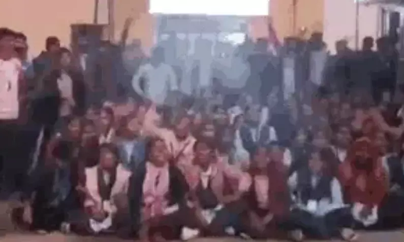 प्रिय शिक्षक के तबादले पर छात्रों का संग्राम, कड़ाके की ठंड में स्कूल गेट पर गुजरी रात