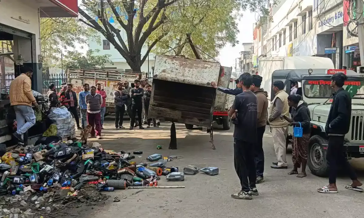 पुराना बस स्टैंड रोड से हटाया गया अतिक्रमण, खाली मोटर बॉडी जब्त