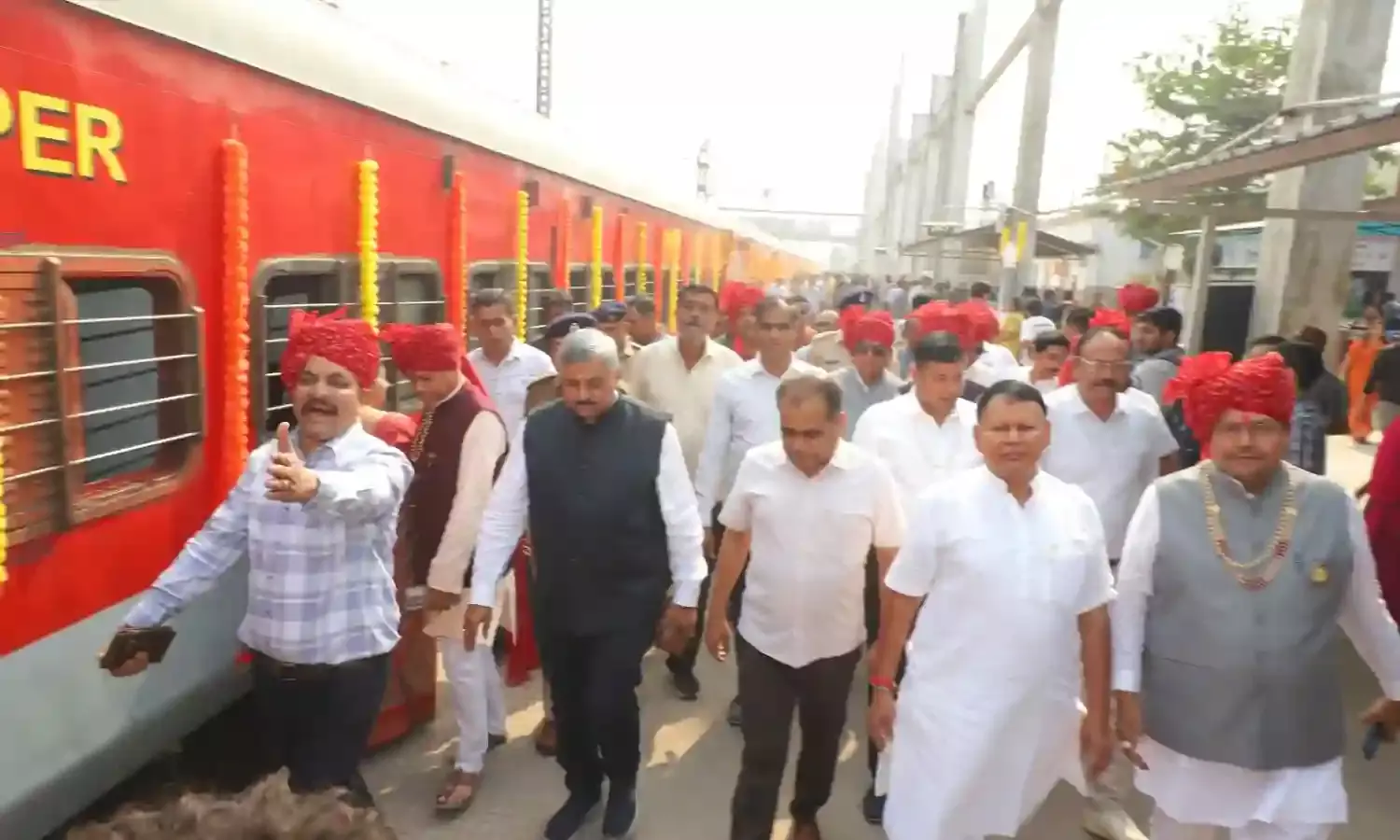 स्पेशल ट्रेन से 1120 यात्रियों का जत्था सम्मेद शिखर तीर्थ रवाना