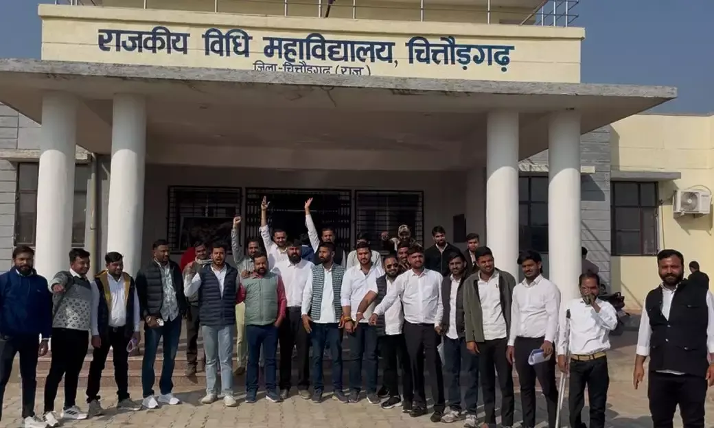 विधि महाविद्यालय के विद्यार्थियों ने मान्यता के निदान के लिए प्राचार्य को ज्ञापन दिया