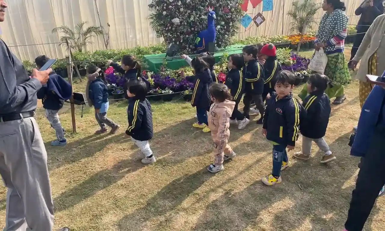 फ्लावर शो में स्कूल के बच्चों की रचनात्मकता का प्रदर्शन सैकड़ों स्कूल के बच्चों ने देखा फ्लावर शो