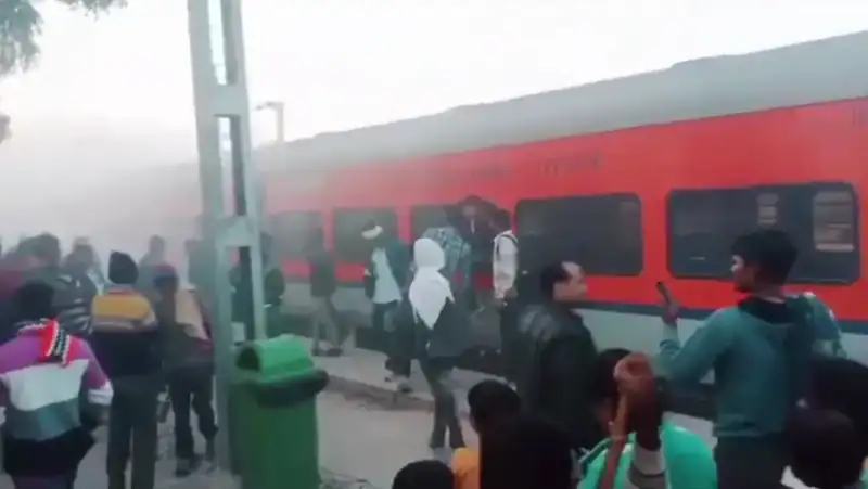 पोकरण रेलवे स्टेशन पर साबरमती एक्सप्रेस में भड़की आग, यात्रियों में मची चीख-पुकार, टला बड़ा हादसा