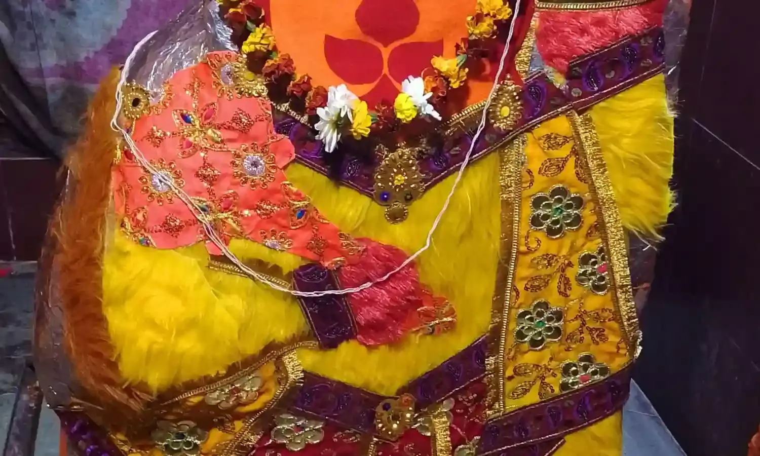 ठंड के मौसम में हनुमान जी को पहनाया गया ऊनी चोला