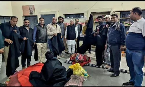 ठंड से राहत के लिए रेन बसेरों में कंबल वितरण