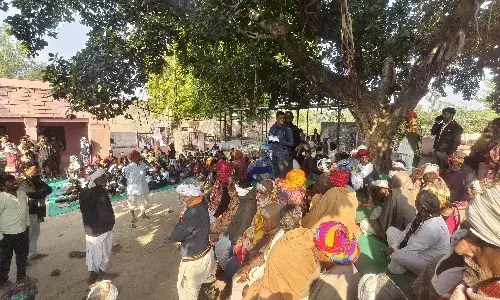 शिक्षिका के डेपुटेशन के विरोध में काबरी विद्यालय में ग्रामीणों और विद्यार्थियों का धरना