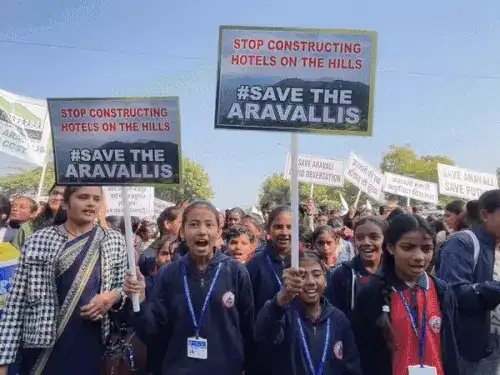 अरावली बचाने सड़कों पर उतरे स्कूल-कॉलेजों के स्टूडेंट्स