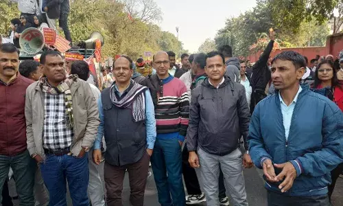 नाराज कर्मचारियों ने निकाली जयपुर की सड़कों पर चेतावनी महारैली, भीलवाड़ा से लिया भाग