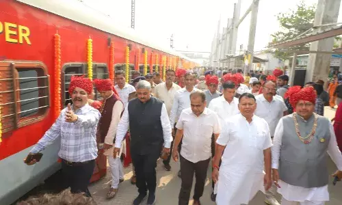 स्पेशल ट्रेन से 1120 यात्रियों का जत्था सम्मेद शिखर तीर्थ रवाना